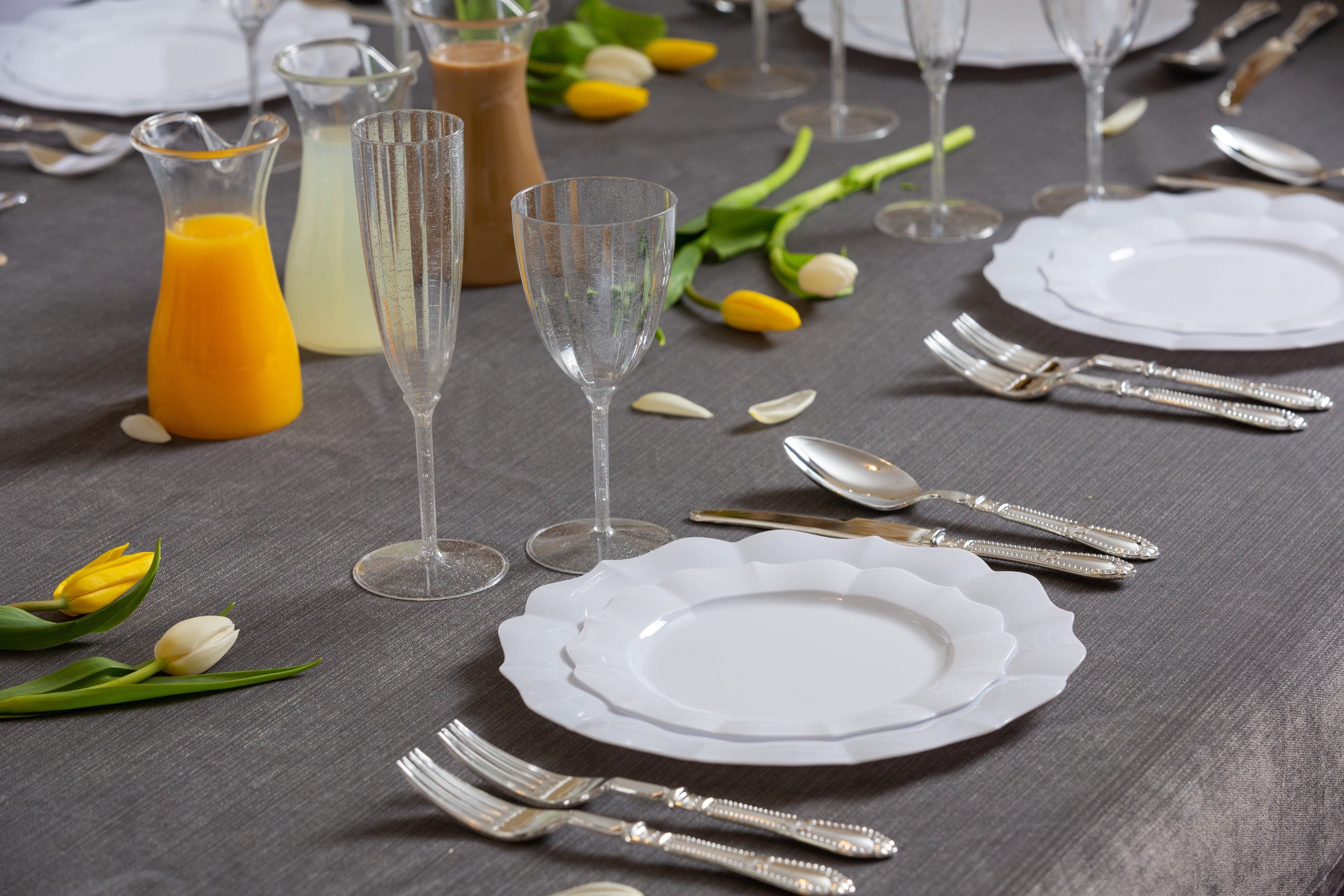 White Round Plastic Plates - Scalloped