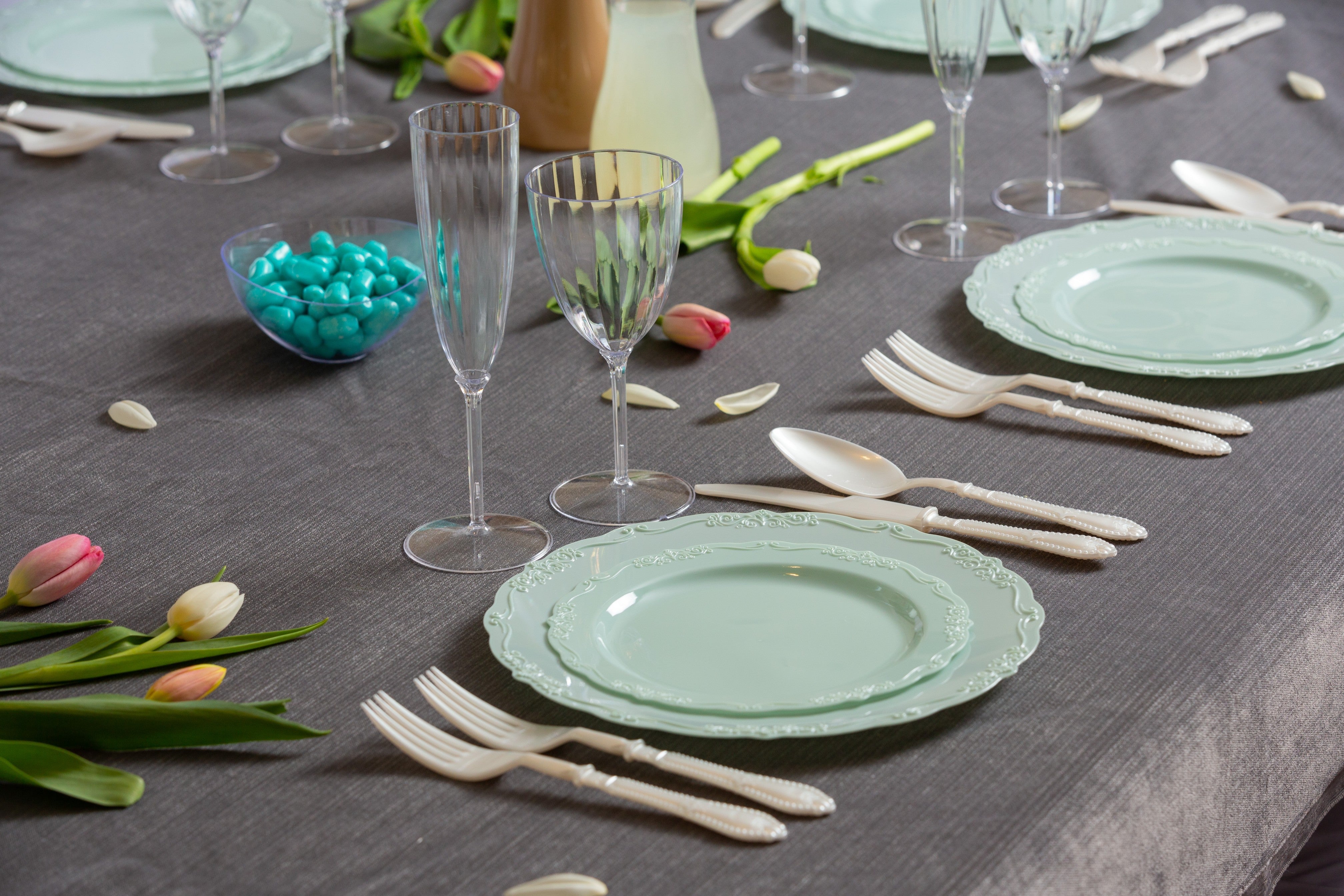 Green Round Plastic Plates - Vintage