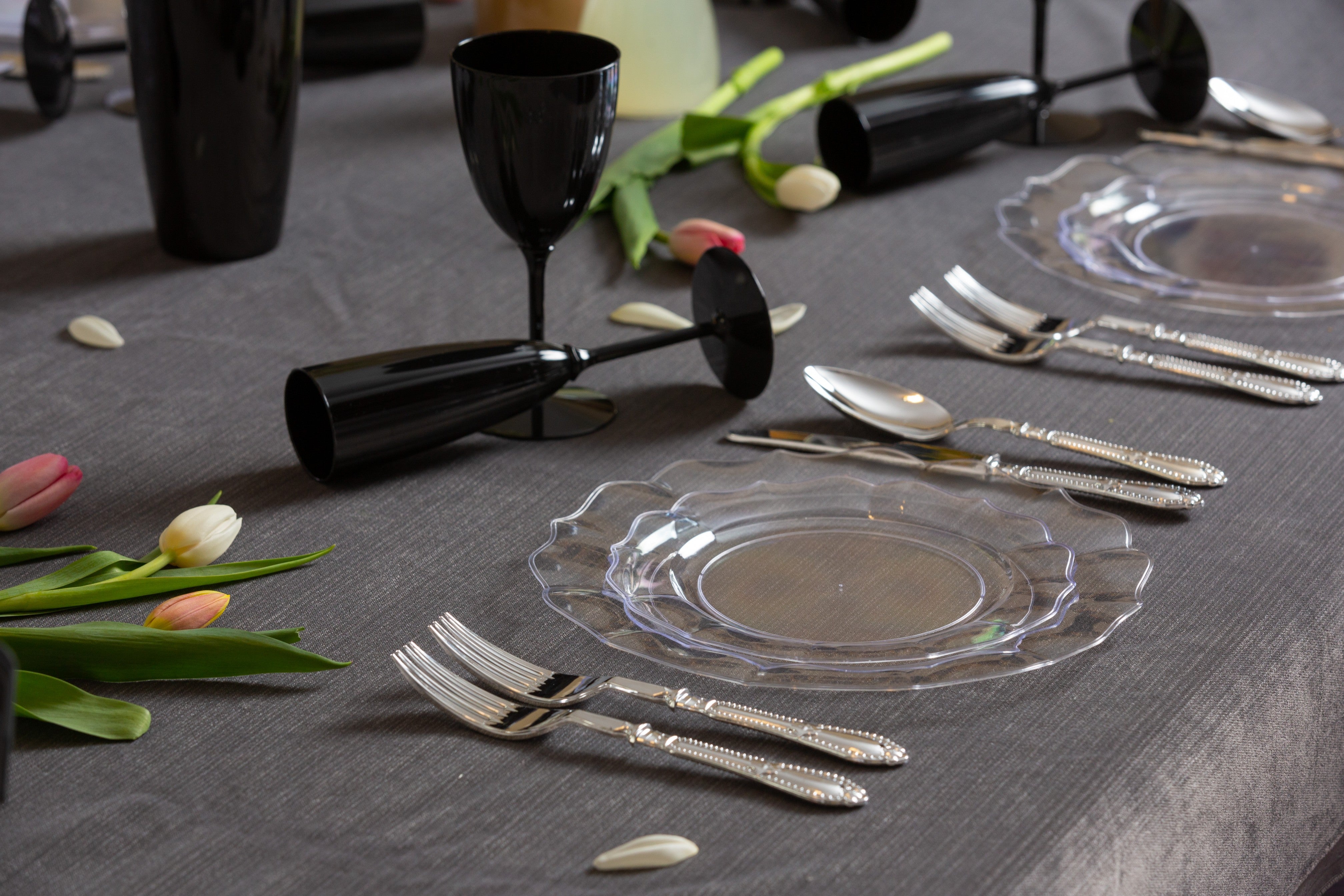 Clear Round Plastic Plates - Scalloped