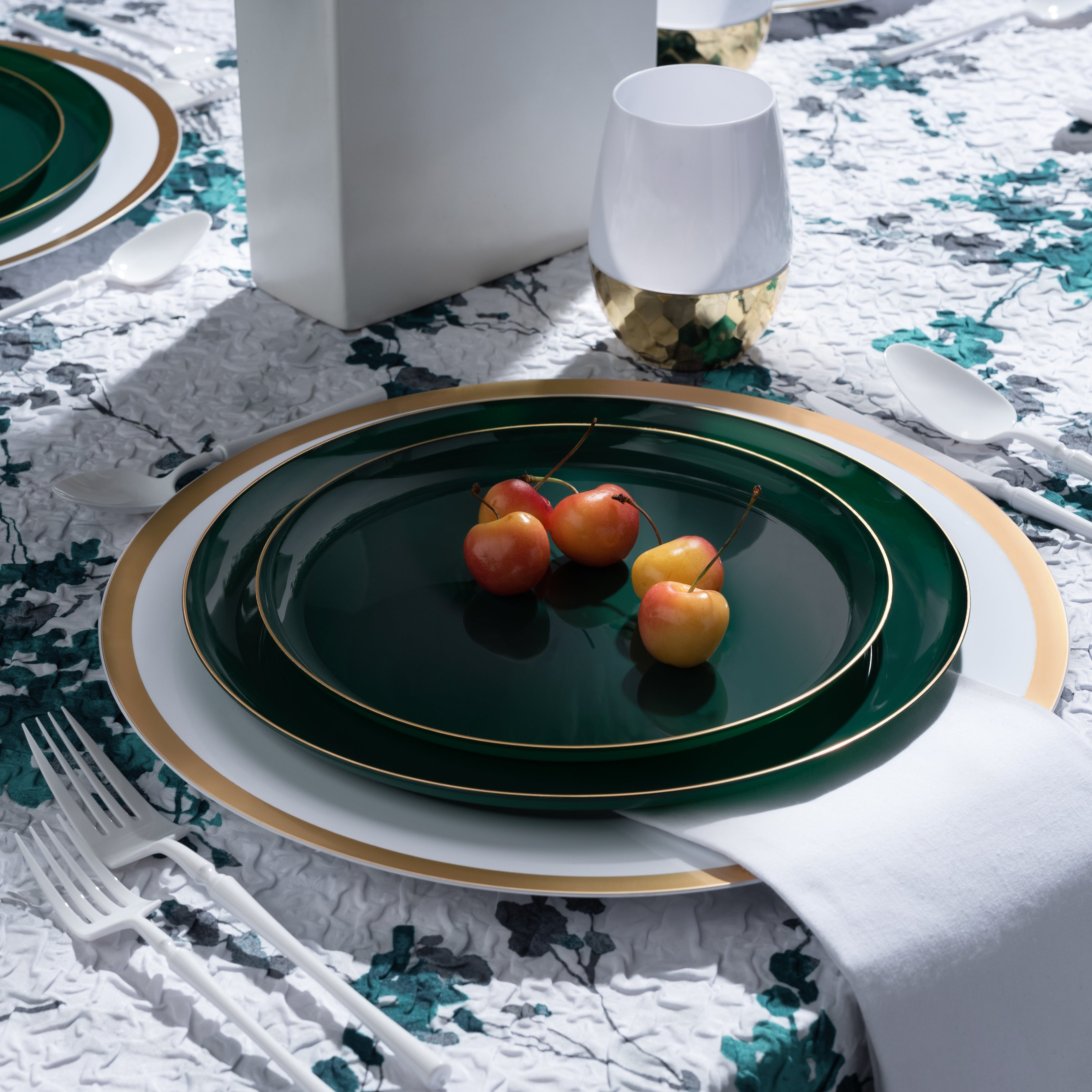 Green and Gold Round High End Plastic Plates (10 Pack) - Edge