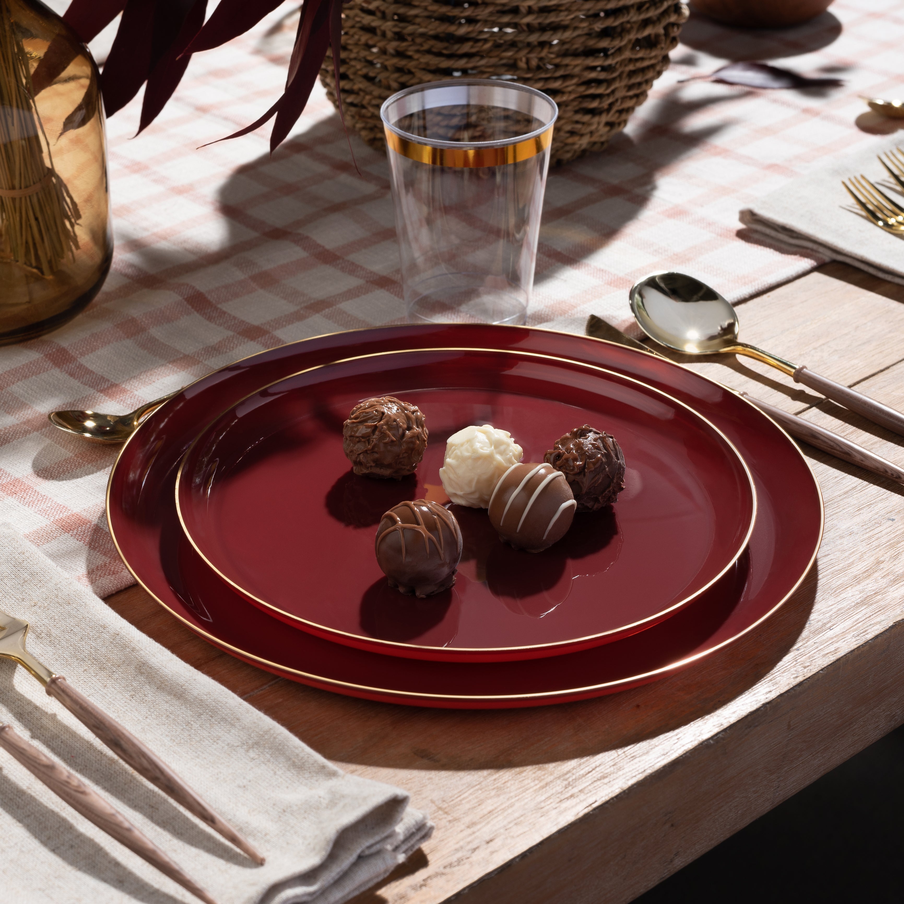 Cranberry and Gold Round High End Plastic Plates (10 Pack) - Edge